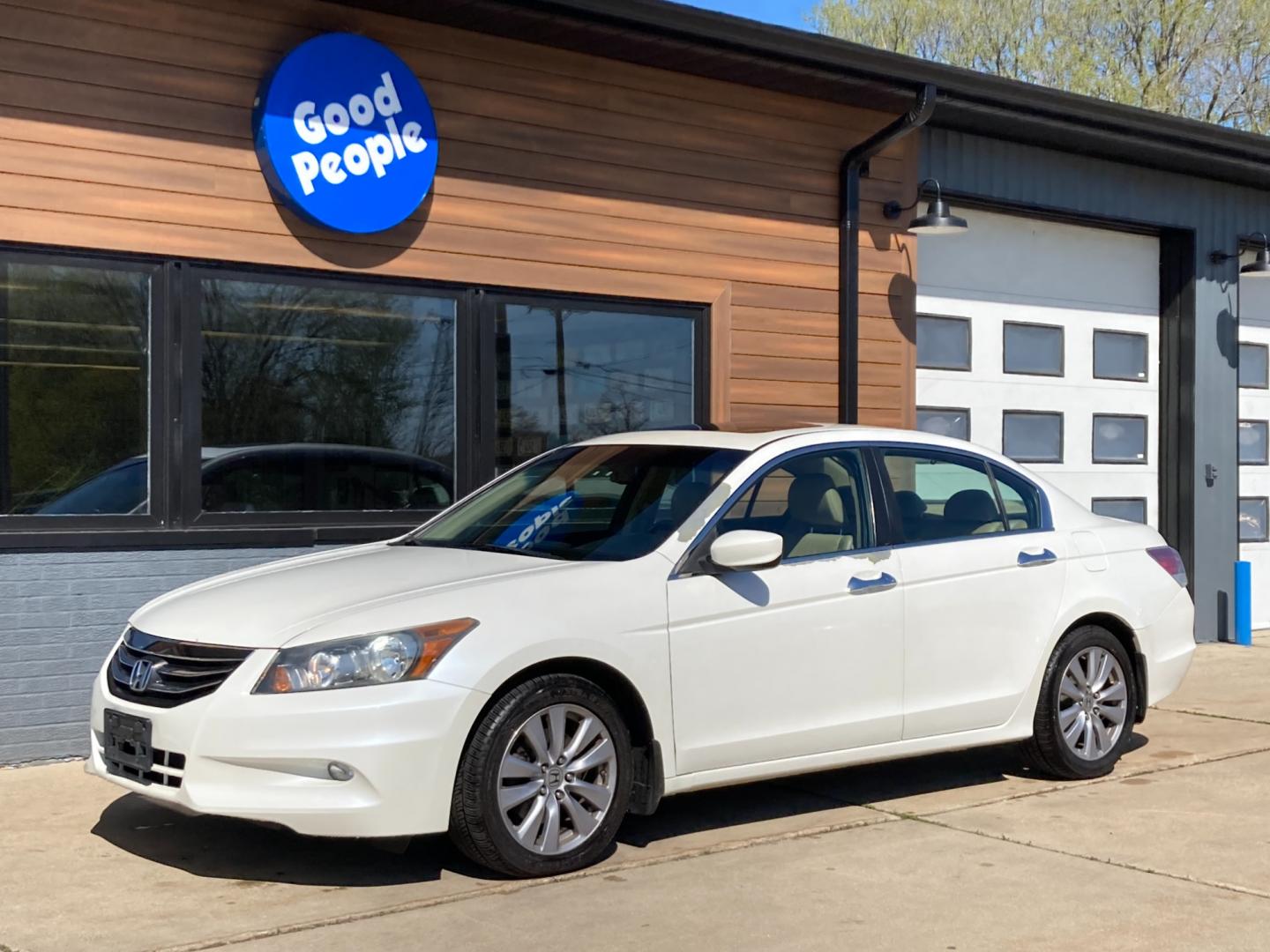 2011 Taffeta White Honda Accord EX-L V-6 Sedan AT (5KBCP3F8XBB) with an 3.5L V6 SOHC 24V engine, 5-Speed Automatic transmission, located at 1800 South Ihm Blvd, Freeport, IL, 61032, (815) 232-5543, 42.278645, -89.607994 - Photo#3